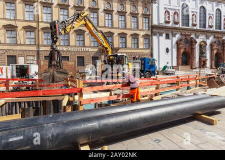 06. August 2019, München, Deutschland: Arbeiter reparieren Pipeline an der Stadtstraße Stockfoto