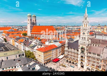 Rundblick auf den Münchner Zentralplatz mit Rathaus und Frauenkirche. Reise- und Sehenswürdigkeiten in Deutschland Stockfoto