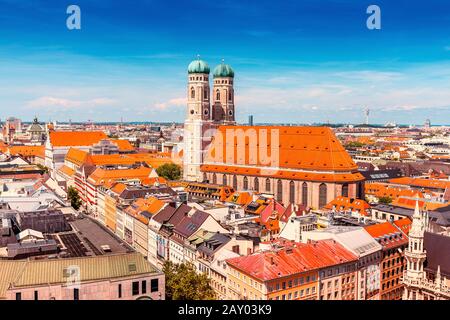 Vogelperspektive auf die berühmte Frauenkirche in München, Reiseziele in Bayern Konzept Stockfoto