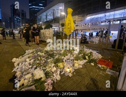 Hongkong, Hongkong SAR, China. Juni 2019. Memorial im Einkaufszentrum Pacific Place in der Admiralität, in dem ein Protestler namens "Raincoat man" zu seinem Tod fiel, nachdem er ein Protestbanner auf dem Gebäude eröffnet hatte. Der Standort wurde zum Schwerpunkt für den marsch in Hongkong gegen das Auslieferungsgesetz von Hauptgeschäftsführer Carrie Lam. Die Aufhebung der Rechnung unterbricht den marsch. Credit: Jayne Russell/ZUMA Wire/Alamy Live News Stockfoto