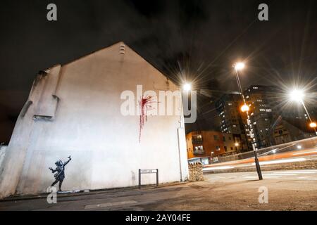 Banksy bestätigt, dass das neue Wandgemälde von Valentine's Bristol sein ist. Der weltberühmte Straßenkünstler Banksy hat Anspruch auf das neueste Wandgemälde, das in seiner Heimatstadt erscheinen soll. Stockfoto