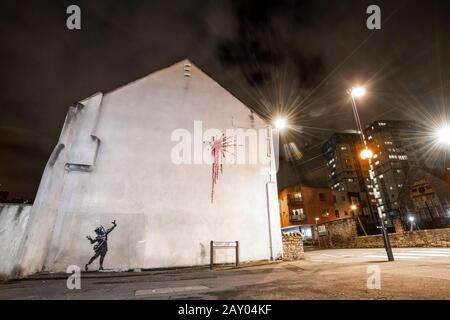 Banksy bestätigt, dass das neue Wandgemälde von Valentine's Bristol sein ist. Der weltberühmte Straßenkünstler Banksy hat Anspruch auf das neueste Wandgemälde, das in seiner Heimatstadt erscheinen soll. Stockfoto