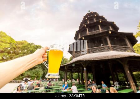 Der chinesische Turm im Englischen Garten ist ein berühmter Bierplatz in München. Das Konzept der bayerischen Landesgerichte und Getränke Stockfoto