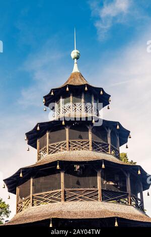 Der chinesische Turm im Englischen Garten ist ein berühmter Bierplatz in München. Das Konzept der bayerischen Landesgerichte und Getränke Stockfoto