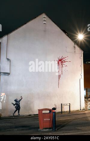 Banksy bestätigt, dass das neue Wandgemälde von Valentine's Bristol sein ist. Der weltberühmte Straßenkünstler Banksy hat Anspruch auf das neueste Wandgemälde, das in seiner Heimatstadt erscheinen soll. Stockfoto