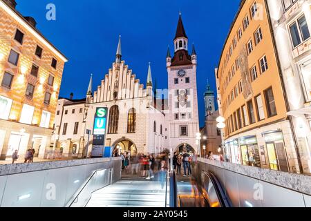 07. August 2019, München, Deutschland: Nachtansicht des beleuchteten alten Rathauses auf dem Marienplatz in München Stockfoto