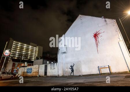 Banksy bestätigt, dass das neue Wandgemälde von Valentine's Bristol sein ist. Der weltberühmte Straßenkünstler Banksy hat Anspruch auf das neueste Wandgemälde, das in seiner Heimatstadt erscheinen soll. Stockfoto