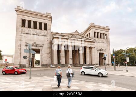 07. August 2019, München, Deutschland: Stadttore im griechischen Stil am Königsplatz in München Stockfoto