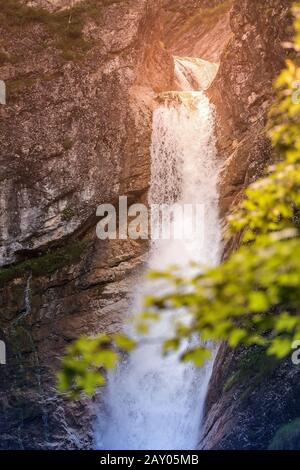 Majestätischer Wasserfall in der Nähe des Wanderweges in den bayerischen alpen. Reiseziele in der Natur Stockfoto