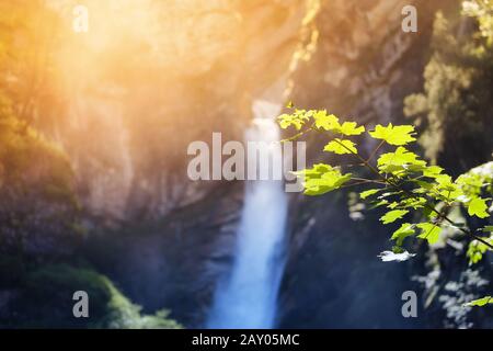 Majestätischer Wasserfall in der Nähe des Wanderweges in den bayerischen alpen. Reiseziele in der Natur Stockfoto