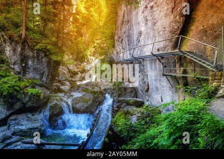 Majestätischer Wasserfall in der Nähe des Wanderweges in den bayerischen alpen. Reiseziele in der Natur Stockfoto