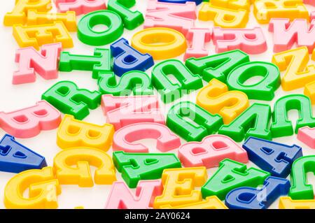 Verschiedene Buchstaben und Ziffern auf der weißen Tafel Stockfoto