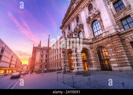 August 2019, München, Deutschland: Landgerichtsgebäude bei Sonnenuntergang Stockfoto