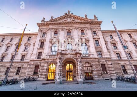 August 2019, München, Deutschland: Landgerichtsgebäude bei Sonnenuntergang Stockfoto