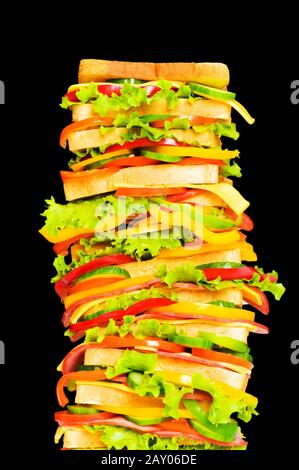 Hohen Sandwich auf dem schwarzen Hintergrund isoliert Stockfoto