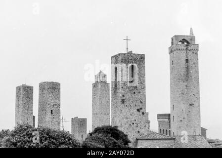 San Gimignano (Toskana) - Italien, 1981 - Panorama der berühmten mittelalterlichen Stadt mit den hochmittelalterlichen Türmen, die ihre Skyline prägen Stockfoto