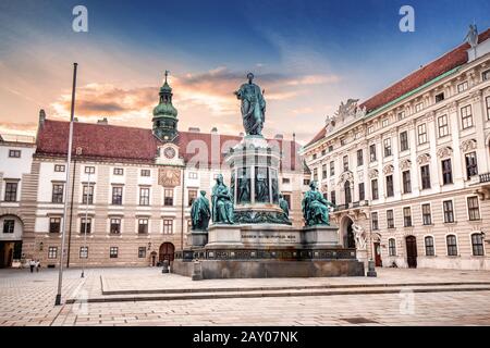 19. Juli 2019, Wien, Österreich: Blick auf das Stadtbild bei Sonnenuntergang mit Statue von Kaiser Franz I. im Hof der kaiserlichen Hofburg in Wien, Österreich Stockfoto