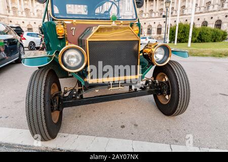 19. Juli 2019, Wien, Österreich: In der europäischen Stadtstraße geparktes Retro-Auto wartet auf Touristen Stockfoto