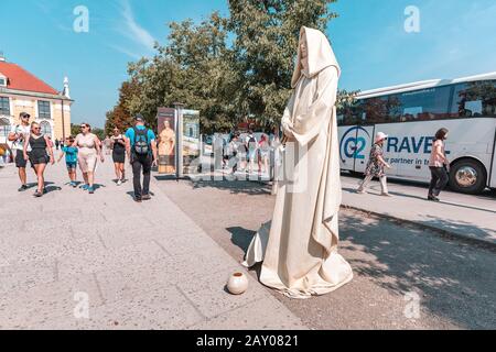 19. Juli 2019, Wien, Österreich: Lebende Statue mit Touristen an der wiener Straße Stockfoto