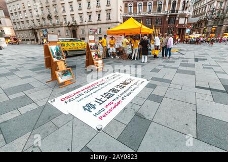19. Juli 2019, Wien, Österreich: Kundgebung der Mitglieder einer chinesischen Religionsorganisation Falun Gong Stockfoto