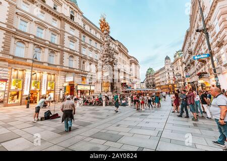 19. Juli 2019, Wien, Österreich: Pestsäule und Touristen an der Grabener Fußgängerzone Stockfoto