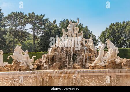 19. Juli 2019, Wien, Österreich: Neptun Brunnen im Schönbrunn Schlossgarten Stockfoto