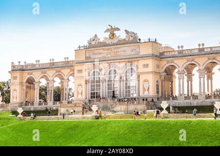 Juli 2019, Wien, Österreich: Berühmtes Gloriette-Gebäude im Kaiserpalast Schönbrunn Stockfoto