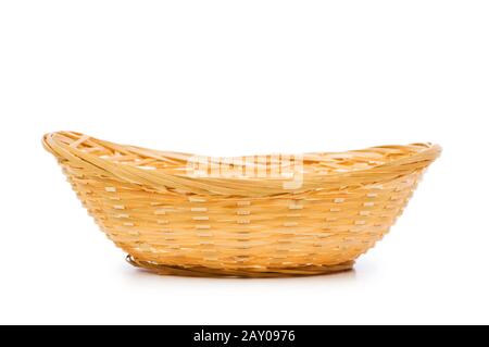 Geflochtenen Korb auf dem weißen Hintergrund isoliert Stockfoto