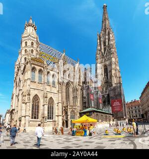 Juli 2019, Wien, Österreich: Wahrzeichen Wiens - Stephansdom mit Menschenmassen Stockfoto