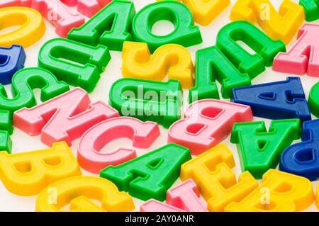 Verschiedene Buchstaben und Ziffern auf der weißen Tafel Stockfoto