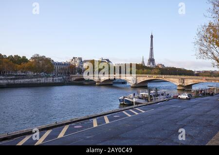 Eiffelturm und Brücke mit Blick auf die seine und Docks in einem klaren Herbsttag in Paris, Frankreich Stockfoto