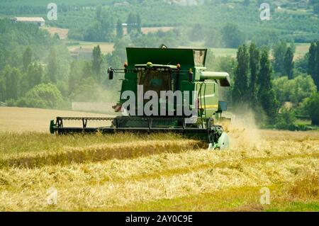 Weizenernte in der Nähe von Duras, Lot-et-Garonne, Frankreich mit einem John Deere T670 Hillmaster Mähdrescher. Stockfoto