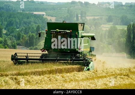 Weizenernte in der Nähe von Duras, Lot-et-Garonne, Frankreich mit einem John Deere T670 Hillmaster Mähdrescher. Stockfoto