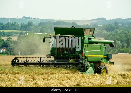 Weizenernte in der Nähe von Duras, Lot-et-Garonne, Frankreich mit einem John Deere T670 Hillmaster Mähdrescher. Stockfoto