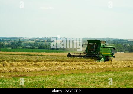 Weizenernte in der Nähe von Duras, Lot-et-Garonne, Frankreich mit einem John Deere T670 Hillmaster Mähdrescher. Stockfoto