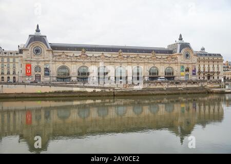 Paris, FRANKREICH - 8. NOVEMBER 2019: Gare D'Orsay oder Orsay Museumsgebäude an einem bewölkten Tag in Paris Stockfoto