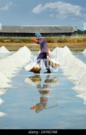 Arbeiter Ernten Salz im Salzfeld bei Ban Laem-Thailand Stockfoto