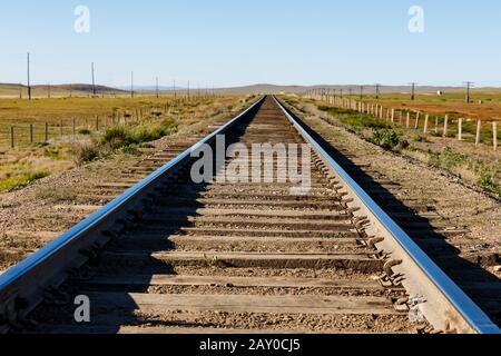 Transmongol Eisenbahn, eingleisige Eisenbahn in Steppe, Mongolei Stockfoto