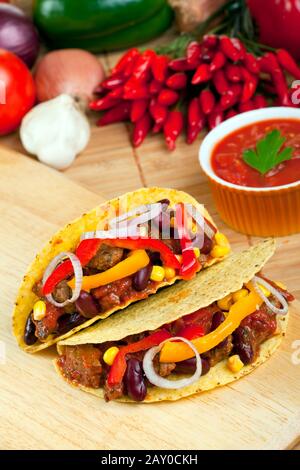 Taco Schüsseln gefüllt mit Fleisch und Bohnensauce Stockfoto