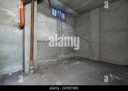 Leeres Untergeschoss mit Betonwänden Stockfoto