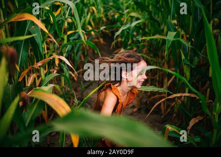 Mädchen läuft durch ein Maisfeld, USA Stockfoto