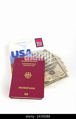 Reiseführer USA, Südwesten, Reisepass Bundesrepublik Deutschland, mehrere 50-Dollar-Rechnungen, Symbolbild Reiseplanung USA Stockfoto