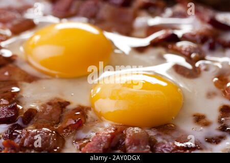 Spiegeleier und Speck in einer Pfanne Stockfoto