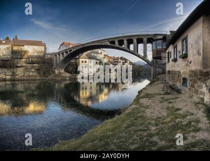 Alte Brücke in Waidhofen an der Ybbs, Mostviertel, Oberösterreich, Österreich - Alte Brücke in Waidhofen an der Ybbs, Mostviertel, reg Stockfoto