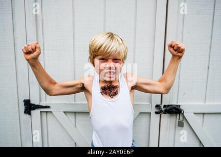 Porträt eines glücklichen Jungen, der als Muscleman gekleidet ist, USA Stockfoto