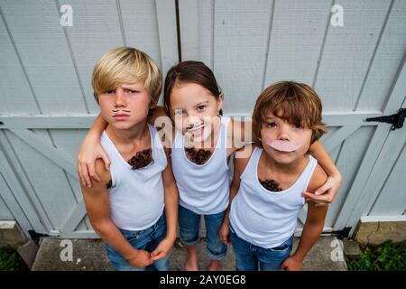 Drei Kinder als Musklemen gekleidet, USA Stockfoto