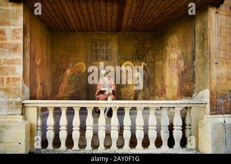 Kreuzweg vor der Piaristenkirche in Krems, Wachau, Waldviertel, Oberösterreich, Österreich - Querweg am Piari Stockfoto