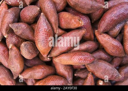 Salakobst (Schlangenfrucht) (Salacca zalacca) - Salakfrüchte (Salacca zalacca) Stockfoto