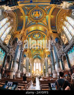 23. Juli 2019, Lyon, Frankreich: Innenansicht der berühmten Kathedrale Notre Dame Fourviere, Weitwinkel Stockfoto