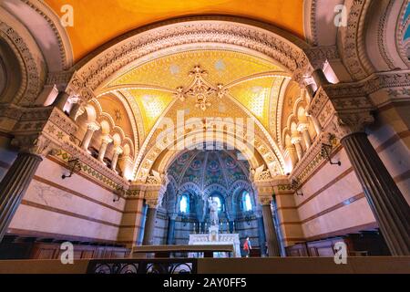 23. Juli 2019, Lyon, Frankreich: Innenansicht der berühmten Kathedrale Notre Dame Fourviere, Weitwinkel Stockfoto